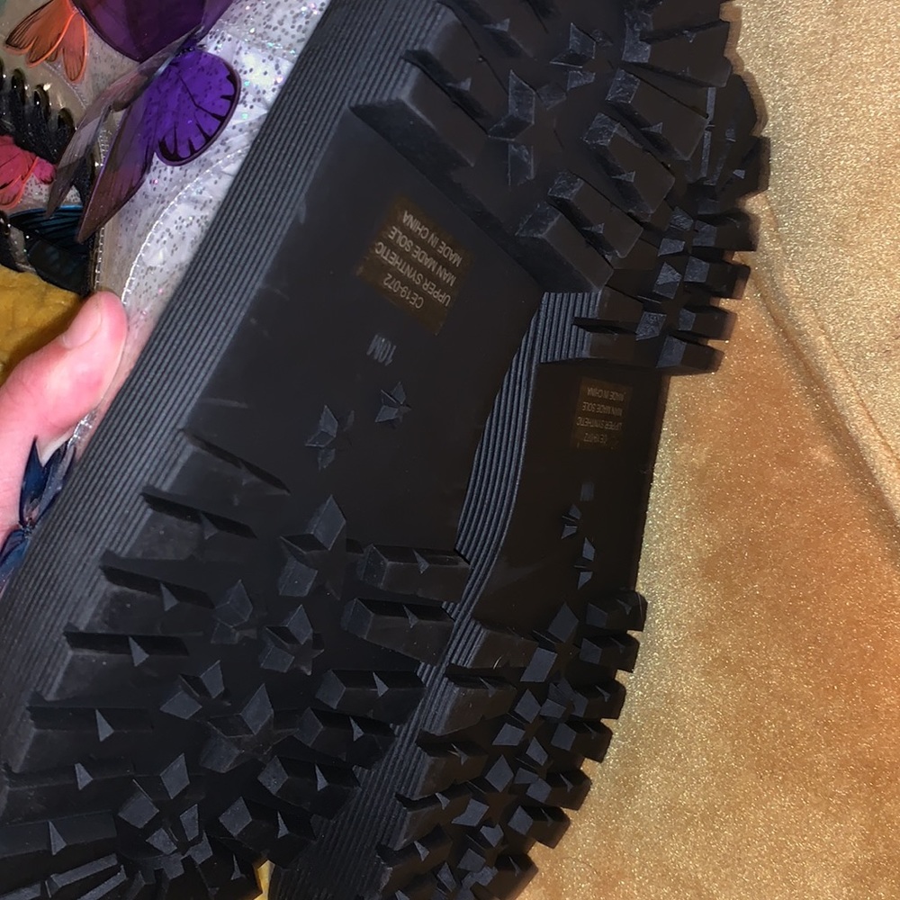 Butterfly boots - Picture 2 of 4